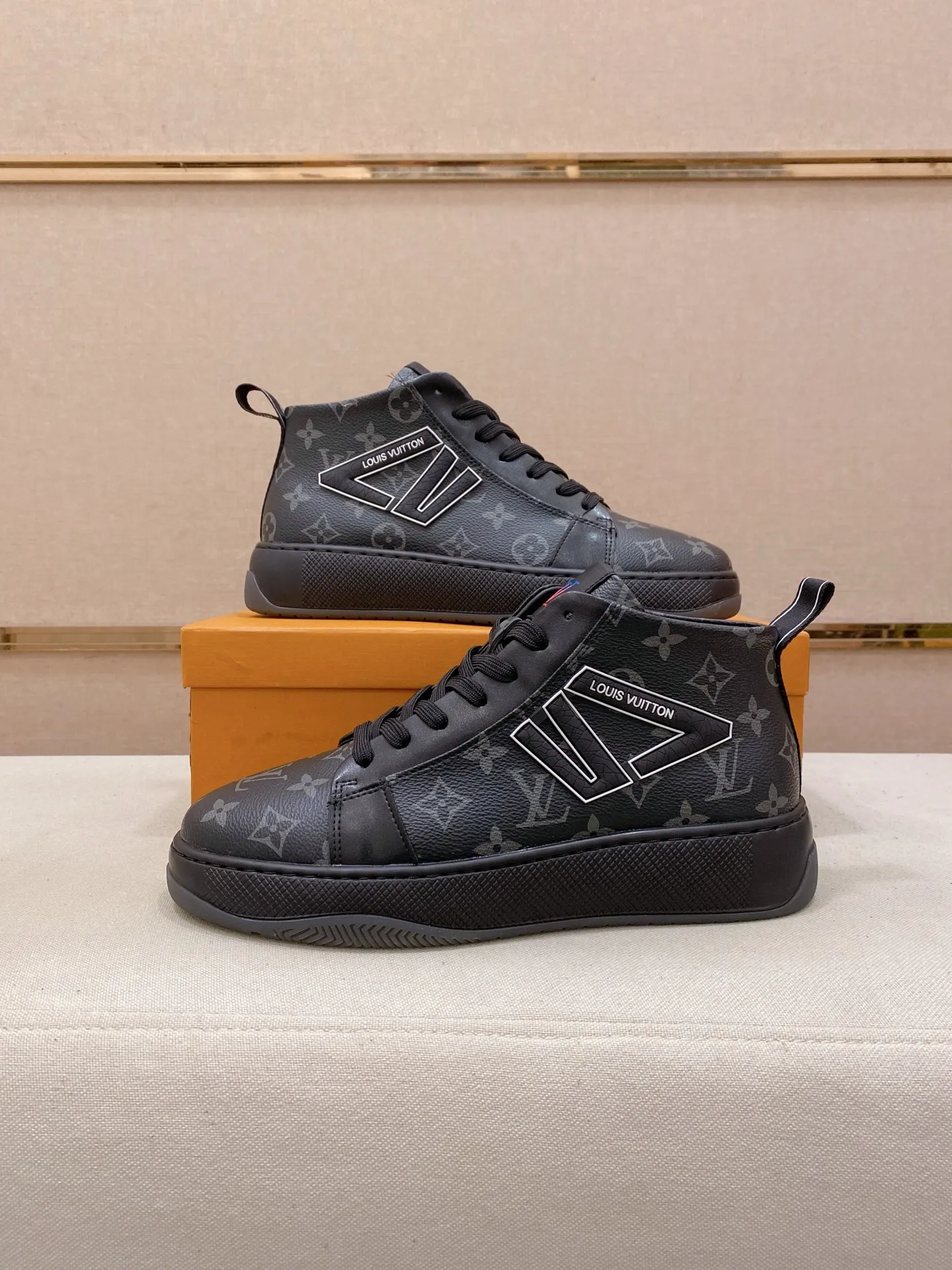 Factory price: 442💰🎉🎉LV~Louis Vuitton trendy men's shoes, new shipments, latest matching, same style as the official website, super high quality, hot selling in season [strong][strong][strong]Selected first-layer cowhide, comfortable sheepskin lining, original last, comfortable on the feet, wear-resistant rubber outsole, size: 38-44.